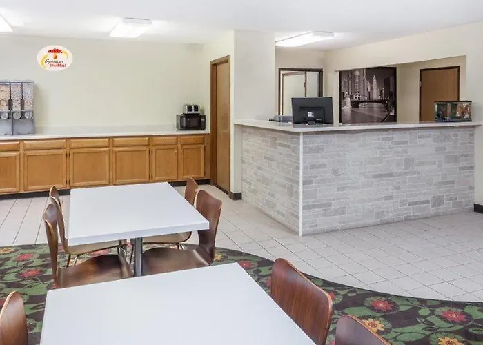 Super 8 By Wyndham Pekin/peoria Area Hotel 3*