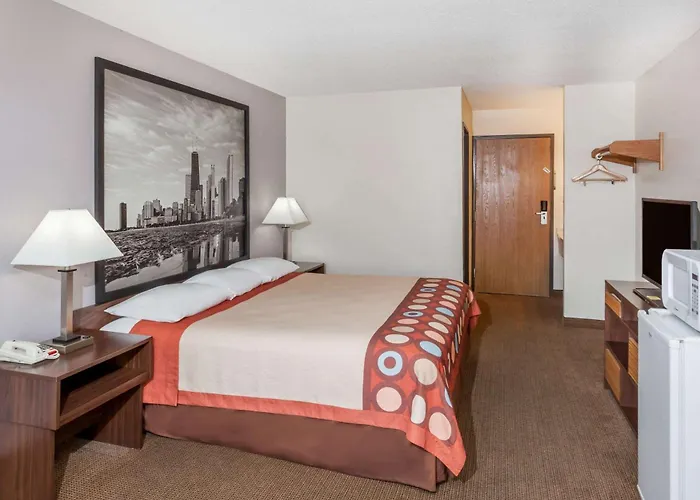 Super 8 By Wyndham Pekin/peoria Area Hotel 3*