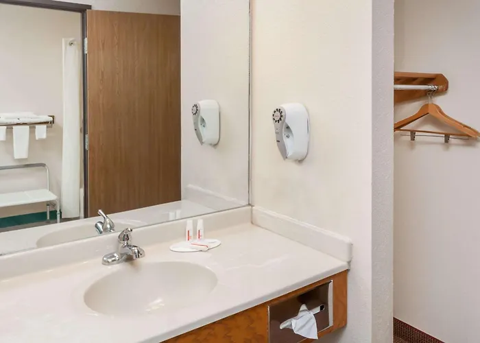 Super 8 By Wyndham Pekin/peoria Area Hotel 3*
